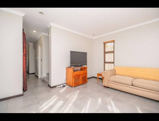 3 BEDROOM PROPERTY TO RENT IN SUNNINGHILL